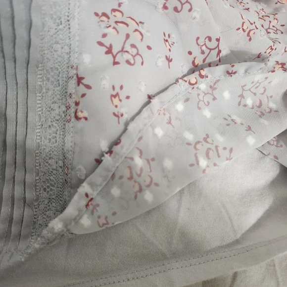 LC Lauren Conrad Gray Blouse with Red Floral Pattern, size M - Picture 6 of 8